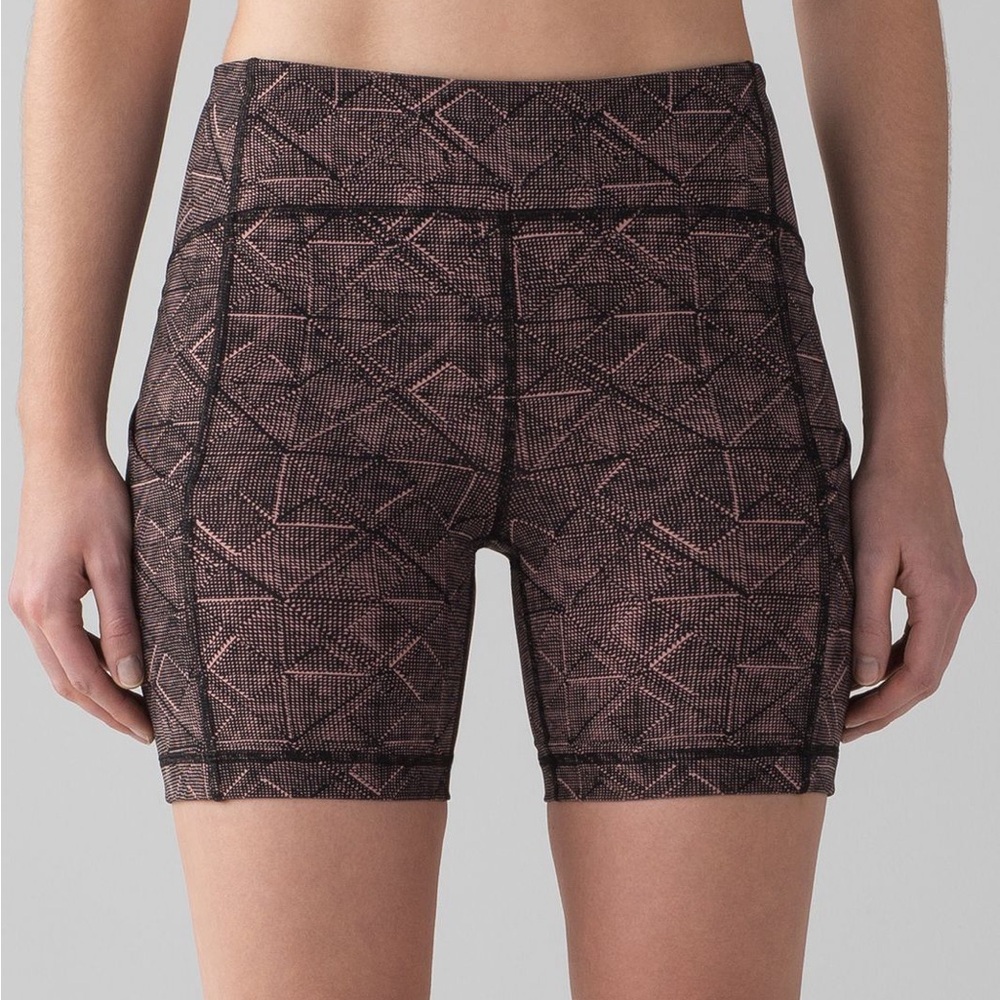 Lululemon Sole Training Short (6")
Formation Quicksand Black / Black
